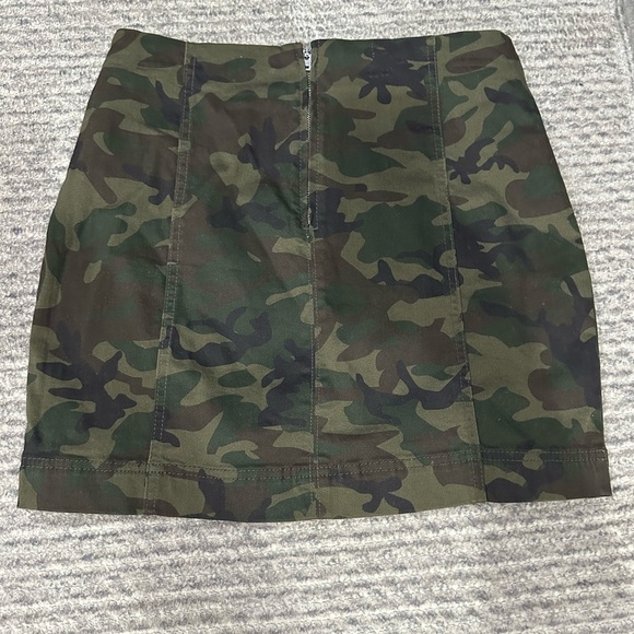 LOVE, FIRE CAMO MINI SKIRT, size 7 - Picture 2 of 4
